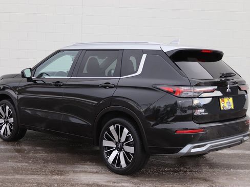 Used 2025 Mitsubishi Outlander AWD image 3