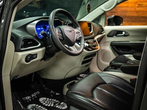 Used 2023 Chrysler Pacifica Touring-L FWD image 8