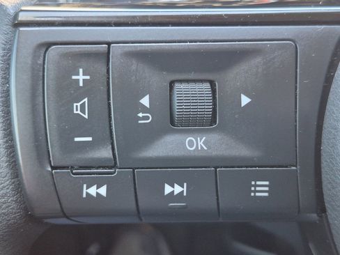 Used 2023 Nissan Rogue SV image 12