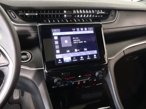 Used 2024 Jeep Grand Cherokee Laredo X image 5