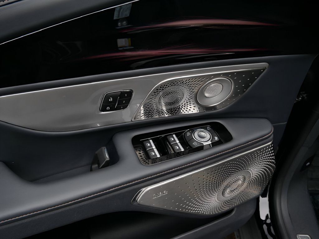 Used 2025 Lincoln Nautilus Reserve AWD/4WD image 17