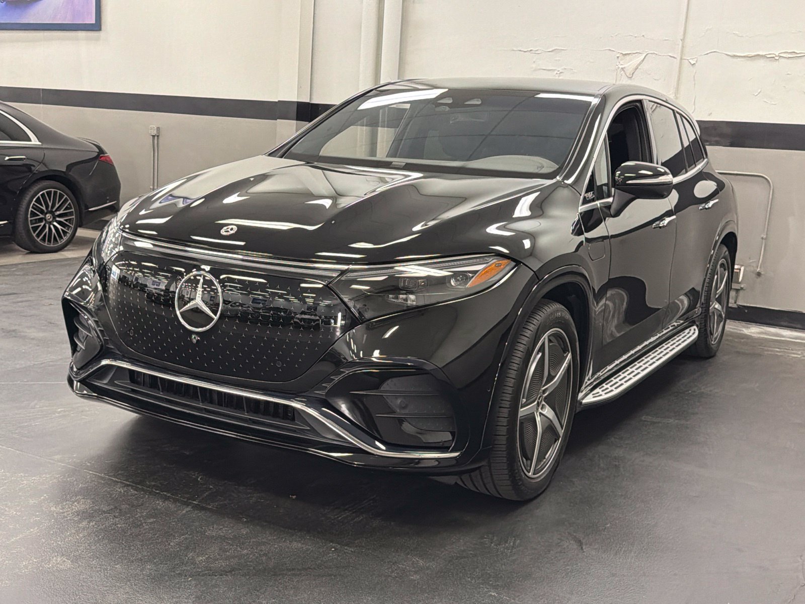Used 2024 Mercedes-Benz EQS 580 4MATIC SUV w/ Exclusive Trim Package image 6