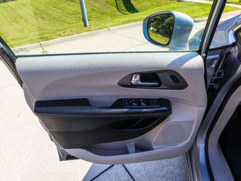 Used 2021 Chrysler Pacifica Touring-L FWD image 36