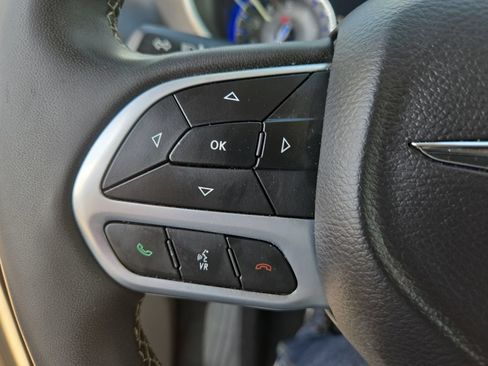Used 2023 Chrysler Pacifica Touring-L FWD image 16