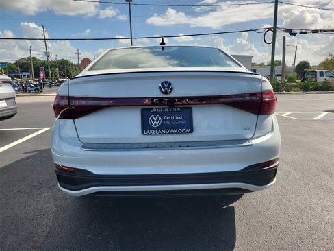 Certified 2025 Volkswagen Jetta SE image 7