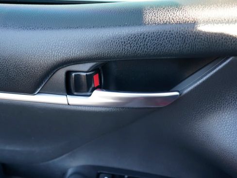 Used 2018 Toyota Camry SE FWD image 32