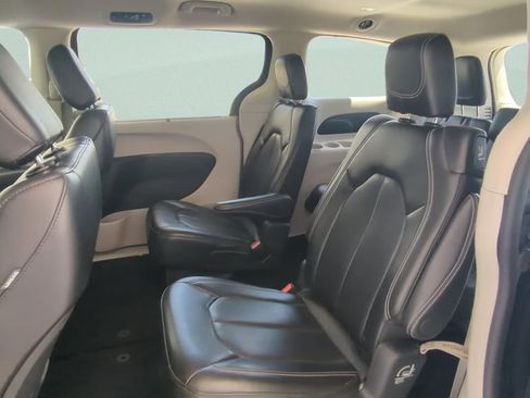 Used 2024 Chrysler Pacifica Touring-L FWD image 10