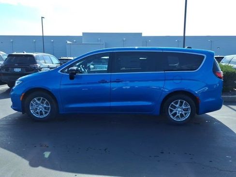 New 2026 Chrysler Pacifica Select image 3