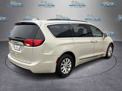Used 2017 Chrysler Pacifica Touring-L image 3