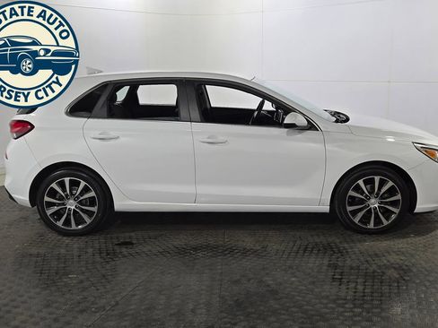 Used 2018 Hyundai Elantra GT FWD image 8