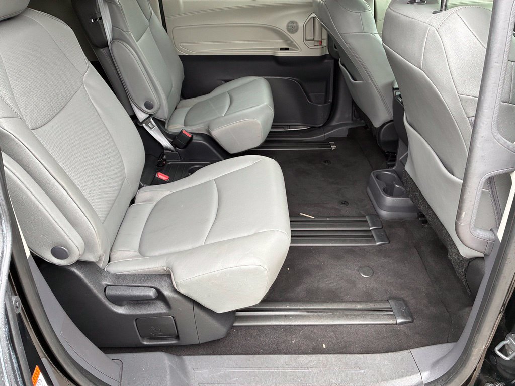 Used 2023 Toyota Sienna XLE FWD image 30