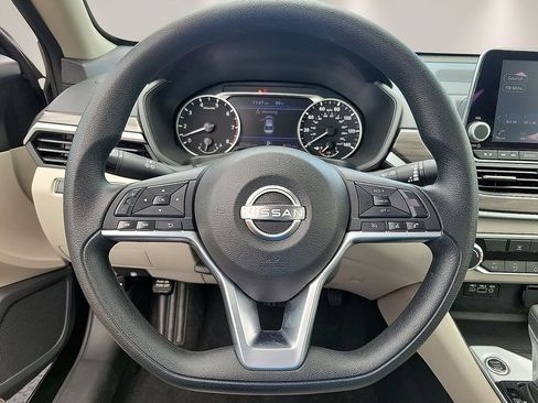 Used 2025 Nissan Altima 2.5 SV FWD image 19