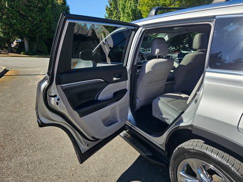 Used 2019 Toyota Highlander Limited Platinum AWD/4WD image 23