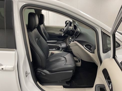 Used 2024 Chrysler Pacifica Touring-L image 11