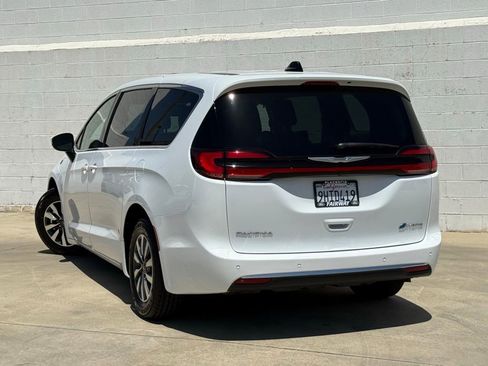 Used 2023 Chrysler Pacifica Touring-L FWD image 5