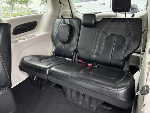 Used 2023 Chrysler Pacifica Touring-L FWD image 36