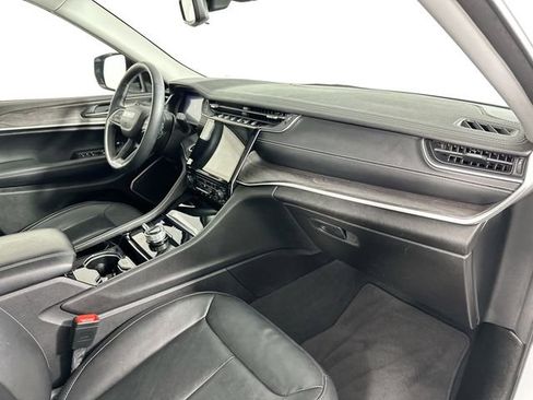 Used 2022 Jeep Grand Cherokee L Limited w/ Black Appearance Package image 32