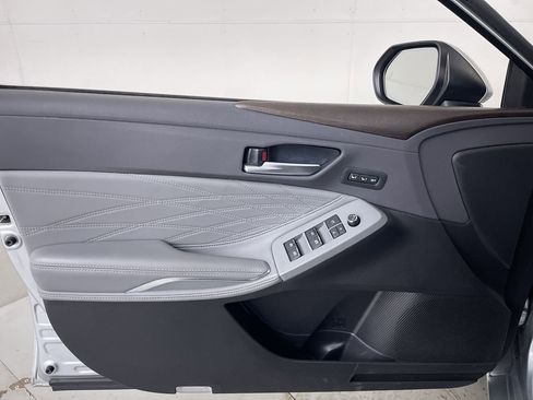 Used 2019 Toyota Avalon Limited image 10