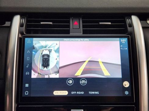 Used 2025 Land Rover Discovery S image 17