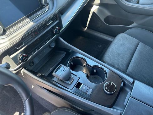 Used 2025 Nissan Rogue SV AWD/4WD image 43