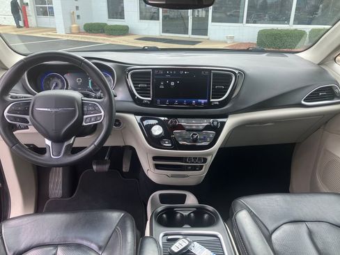 Used 2022 Chrysler Pacifica Touring-L image 14