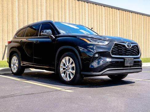 Used 2023 Toyota Highlander Limited AWD/4WD image 2