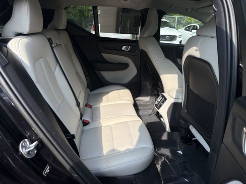 Certified 2023 Volvo XC40 B5 Plus w/ Protection Package Premier AWD/4WD image 33