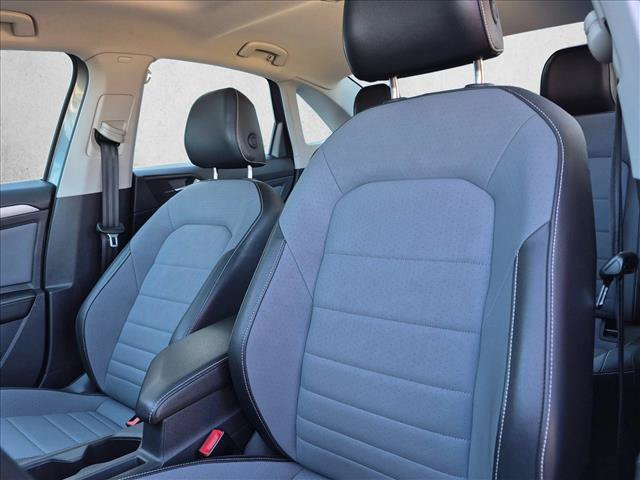 Used 2025 Volkswagen Jetta SE FWD image 13