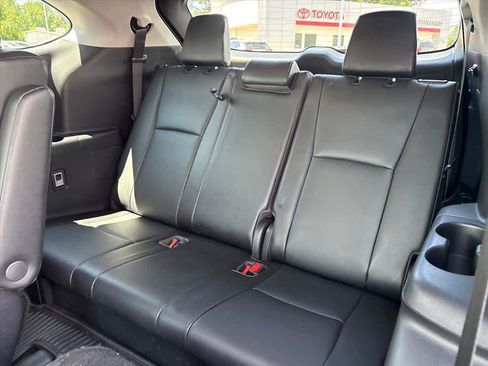 Used 2023 Toyota Highlander XLE FWD image 10