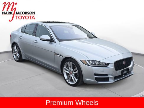 Used 2018 Jaguar XE Prestige image 4