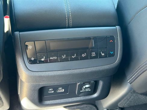 Used 2024 Nissan Pathfinder Platinum FWD image 19