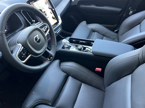 Certified 2025 Volvo XC90 B6 Ultra w/ Lounge Package image 11