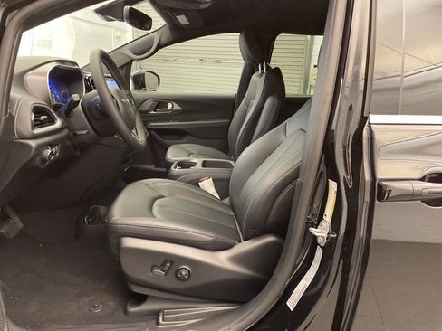 New 2026 Chrysler Pacifica Select image 13