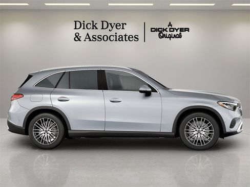 Used 2025 Mercedes-Benz GLC 300 4MATIC image 4