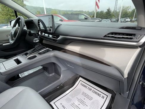 Used 2023 Toyota Sienna XLE image 41
