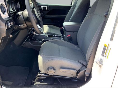 Used 2025 Jeep Wrangler Unlimited Sahara AWD/4WD image 8