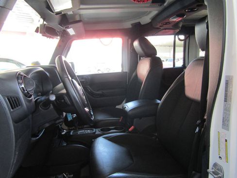 Used 2017 Jeep Wrangler Unlimited Sahara AWD/4WD image 8