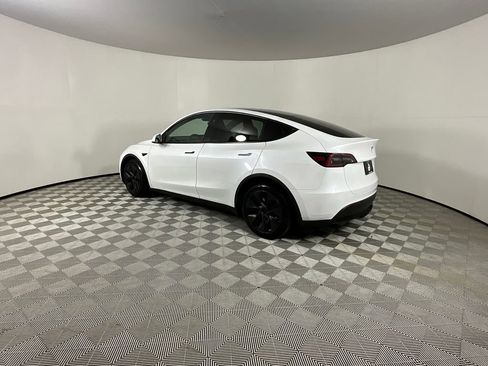 Used 2024 Tesla Model Y Long Range AWD/4WD image 3