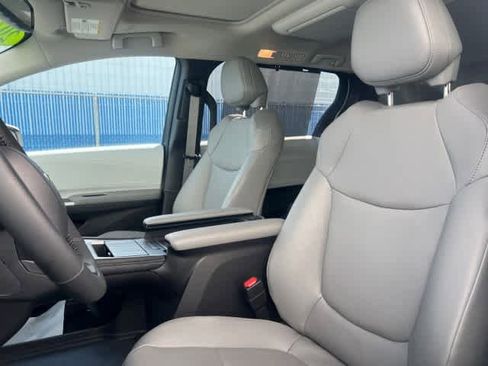 Used 2025 Toyota Sienna XLE w/ XLE Plus Package image 13