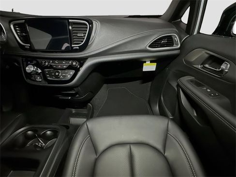 New 2026 Chrysler Pacifica Select image 25