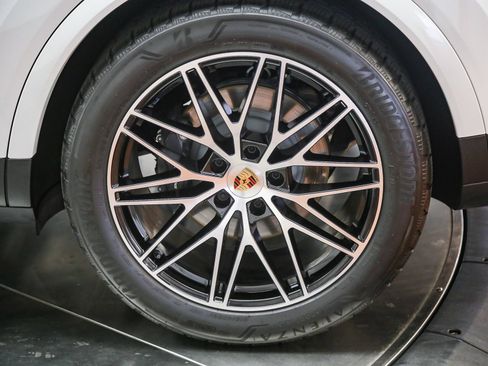 Certified 2025 Porsche Cayenne AWD/4WD image 14