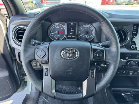 Used 2023 Toyota Tacoma TRD Off-Road w/ Technology Package RWD image 19