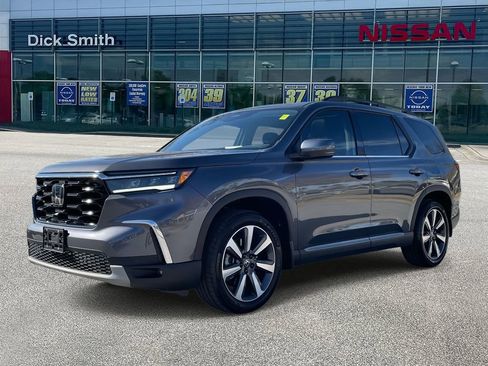 Used 2025 Honda Pilot Touring image 3