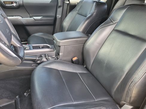 Used 2018 Toyota Tacoma TRD Sport AWD/4WD image 13