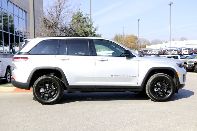 New 2025 Jeep Grand Cherokee Altitude RWD image 4