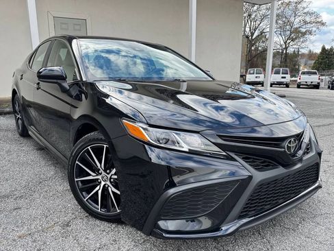 Used 2021 Toyota Camry SE image 3