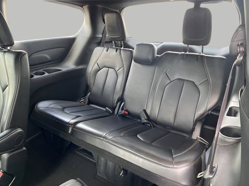 Used 2025 Chrysler Pacifica Select image 37