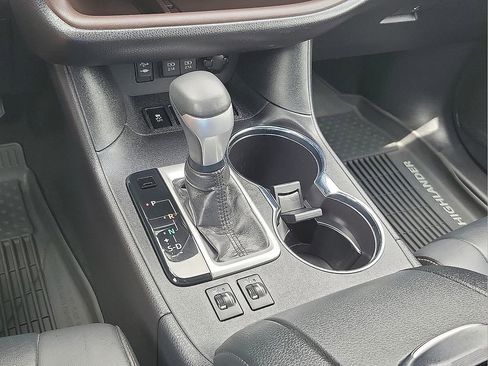 Used 2019 Toyota Highlander XLE FWD image 18
