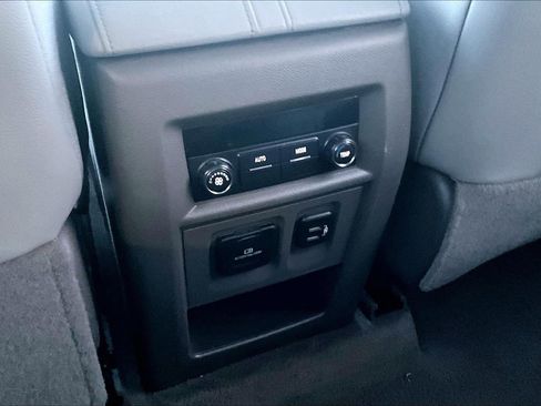 Used 2018 Chevrolet Traverse LT image 33