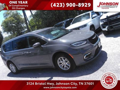 Used 2023 Chrysler Pacifica Touring-L FWD image 1